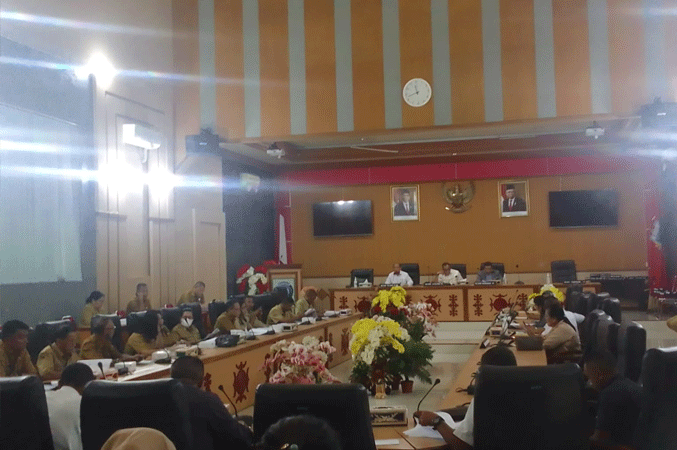 DPRD Gelar Uji Publik Ranperda Penanggulangan Kemiskinan Siwalima