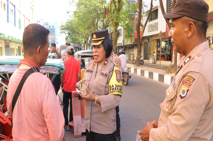 Jumat Berkah Polresta Ambon Bagi Makanan Gratis Siwalima