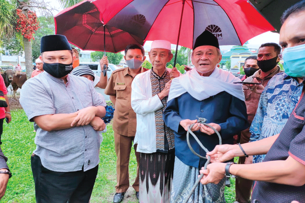 DPRD Maluku Serahkan Hewan Qurban ke Masjid Al-fatah - Siwalima