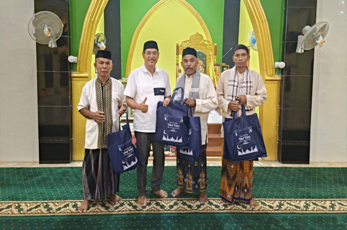 MDR Bagi 700 Paket Pakaian Sholat ke Penghulu Masjid - Siwalima